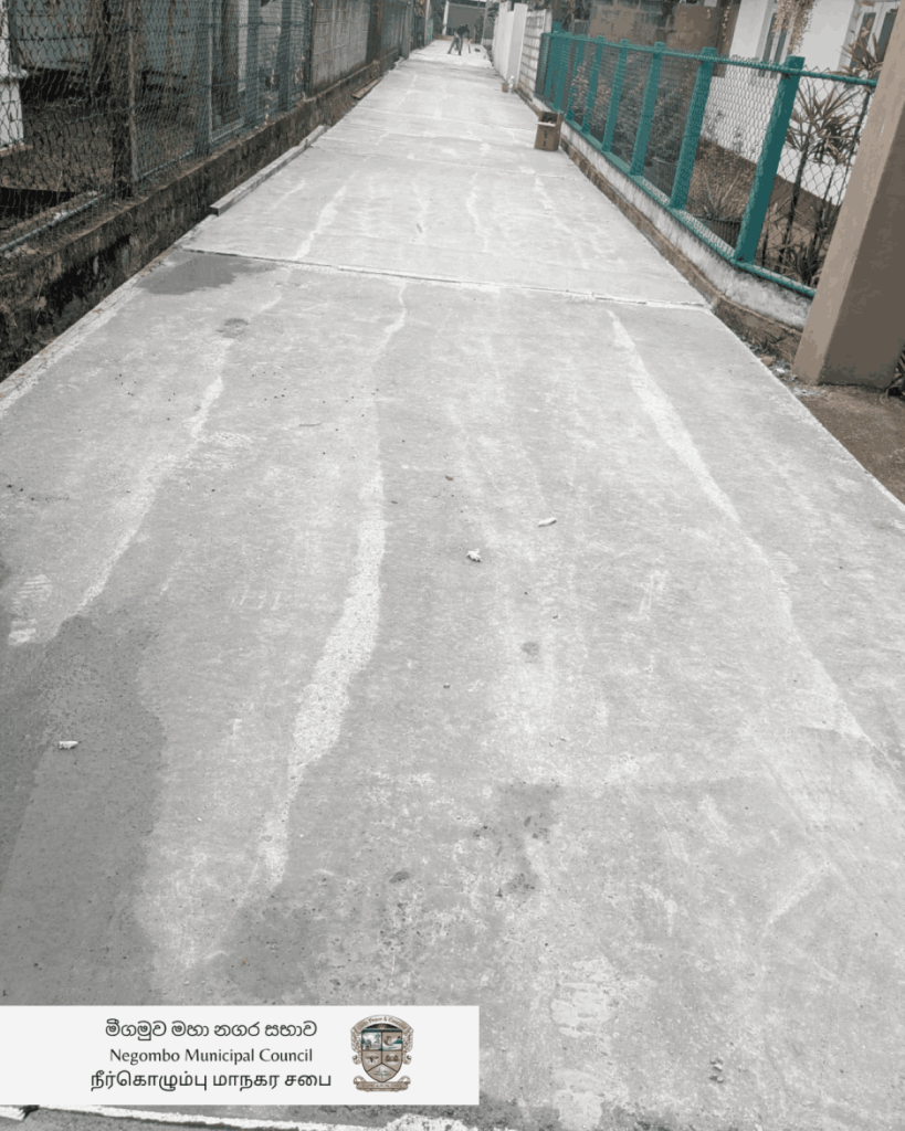 කොච්චිකඩේ දළුවකොටුව ලොයෙලා විදුහල ඉදිරිපිට හලාවත-කොළඹ ප්‍රධාන මාර්ගයට සම්බන්ධ වන අතුරු මාර්ගයට සම්බන්ධ වන අතුරු මාර්ගය